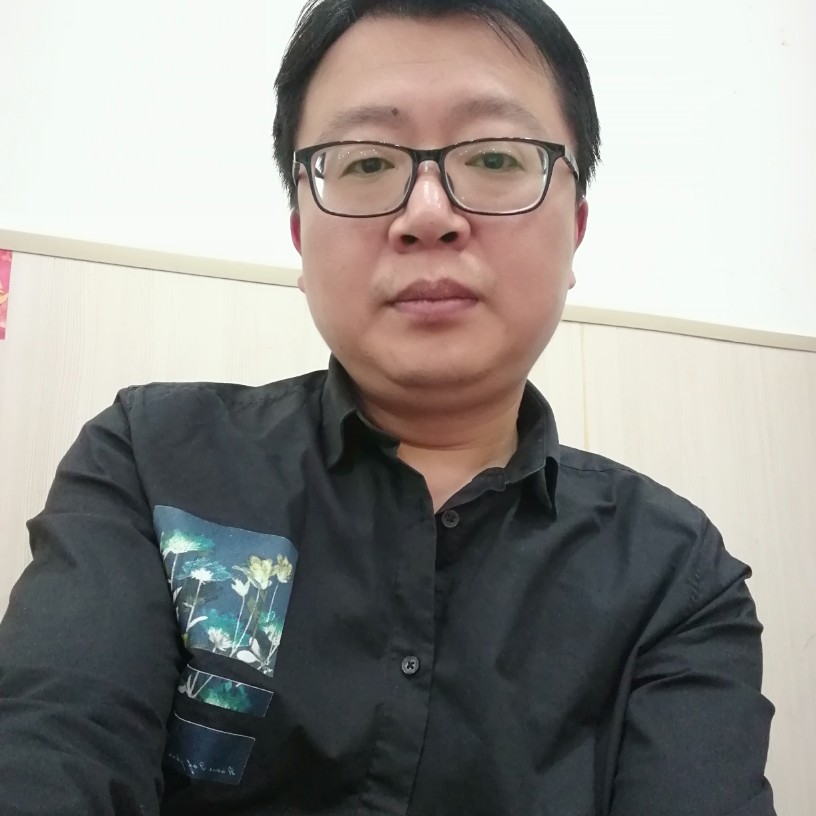 短靴踢明理的照片