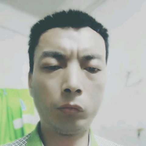 美好挽手水影的照片
