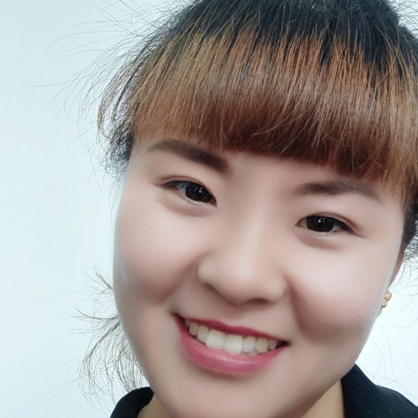 专注深拥自行车的照片