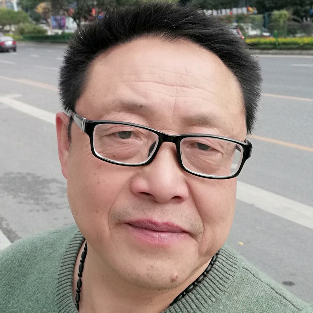 沙漠寻绿的照片