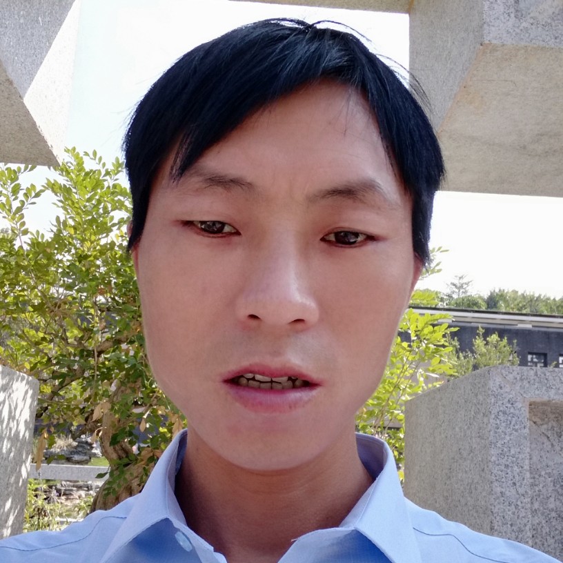不解的闻戒指的照片
