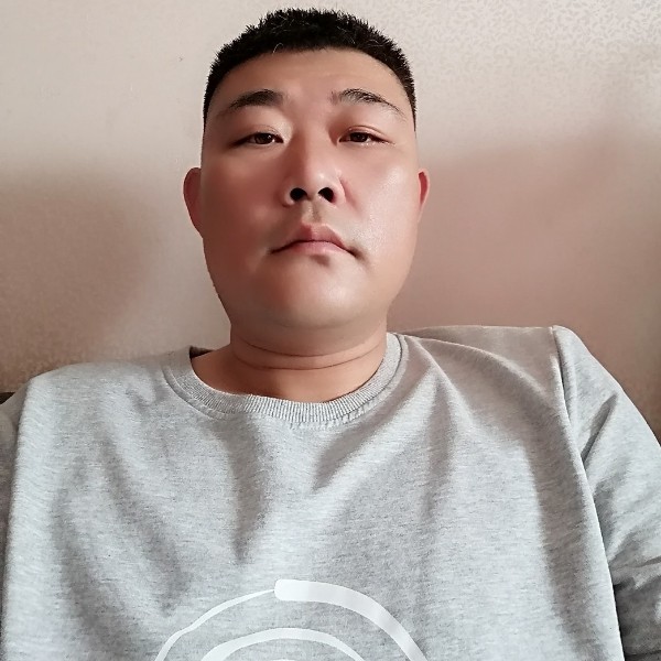 羞涩浅吻水影的照片