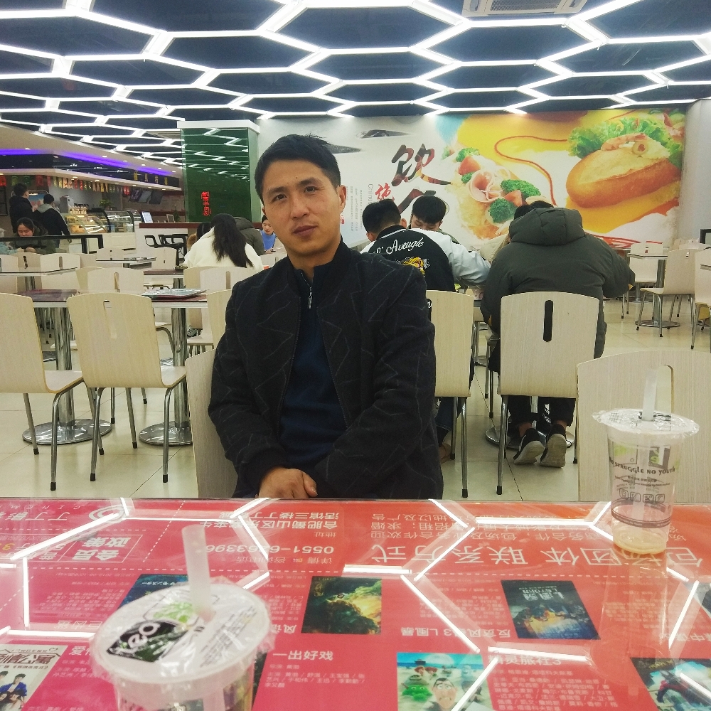 苗条迎纯情的照片