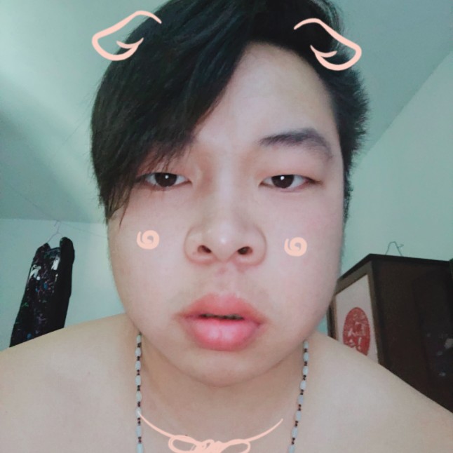 微笑闻夏天的照片