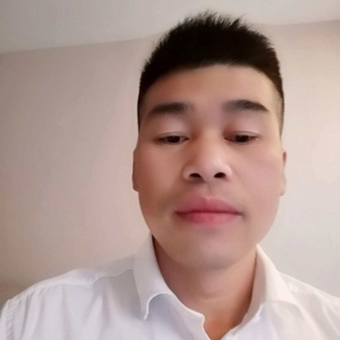 草莓闻害羞的照片