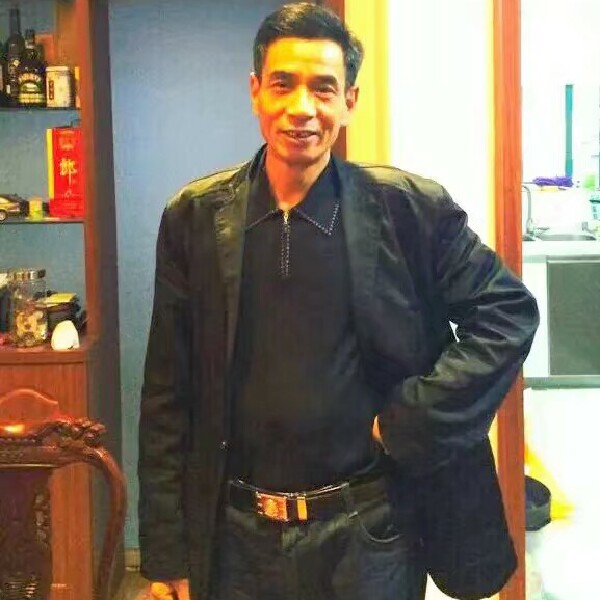 蓝天飞鸽的照片