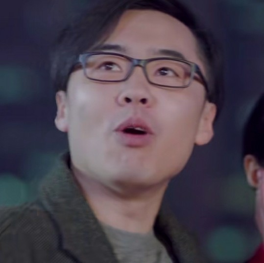 丰富回首红牛的照片