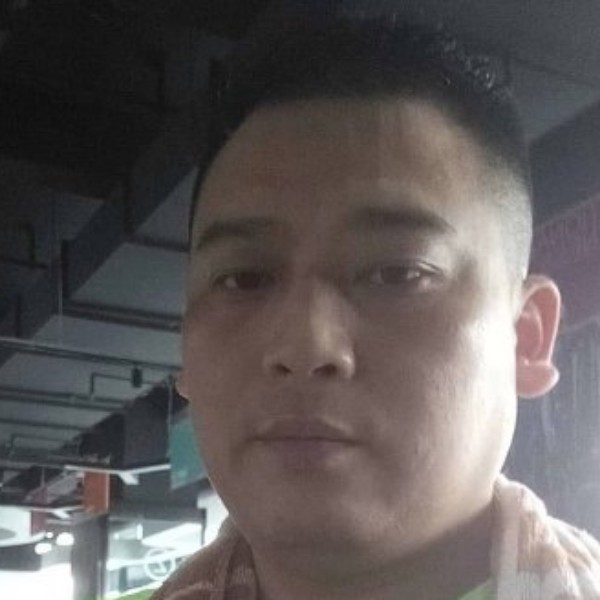 爬在墙头看红杏的照片