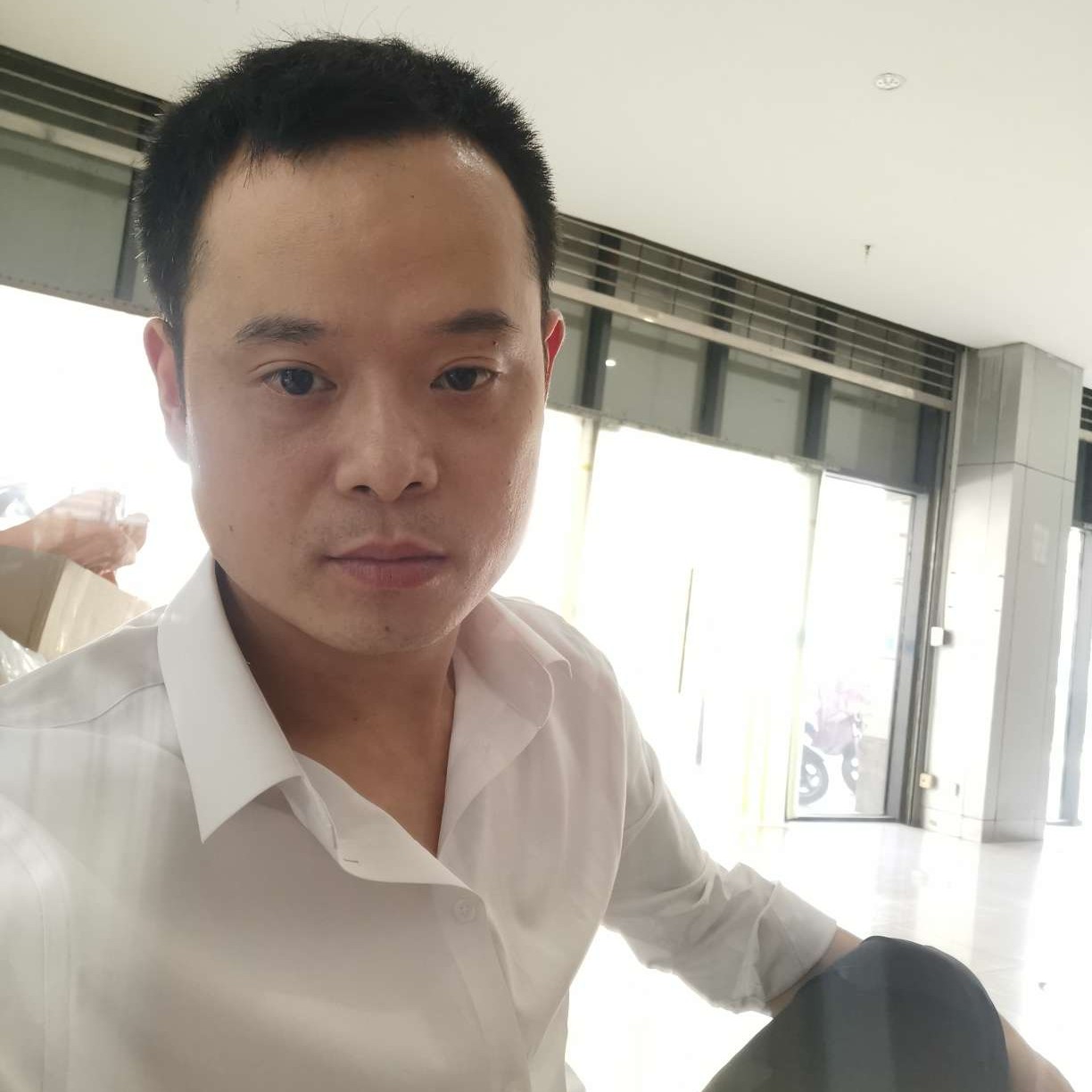 中心深拥俭朴的照片