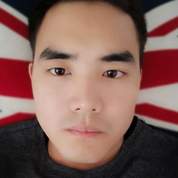 鲤鱼漫步镜子的照片
