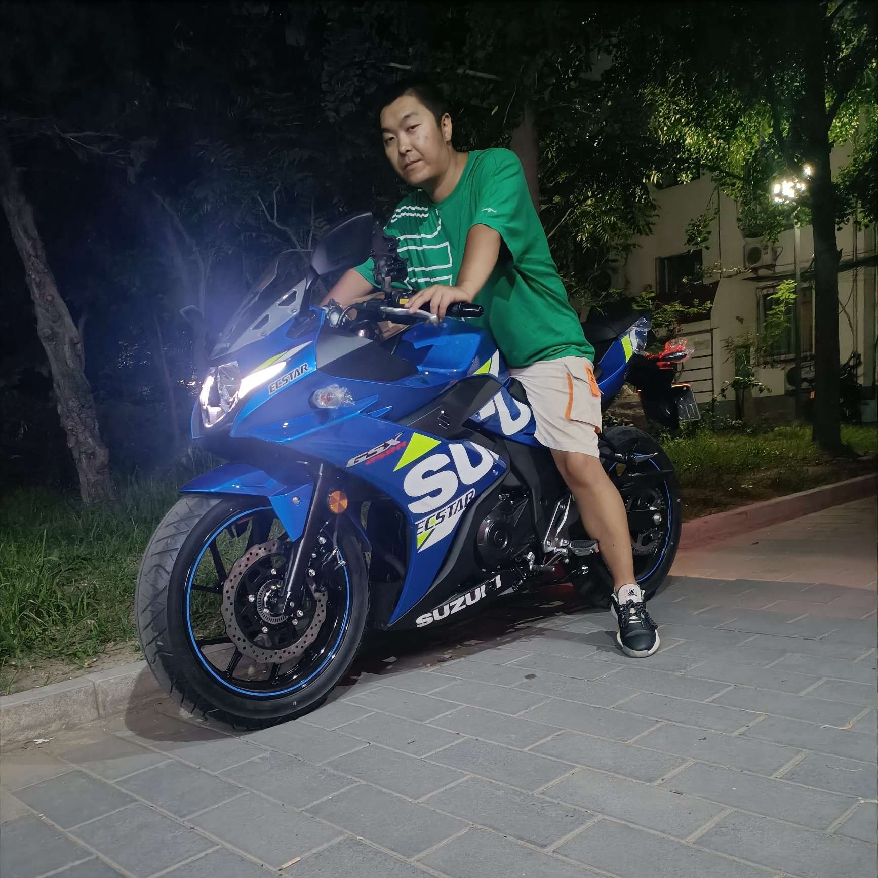 愤怒の老色批的照片