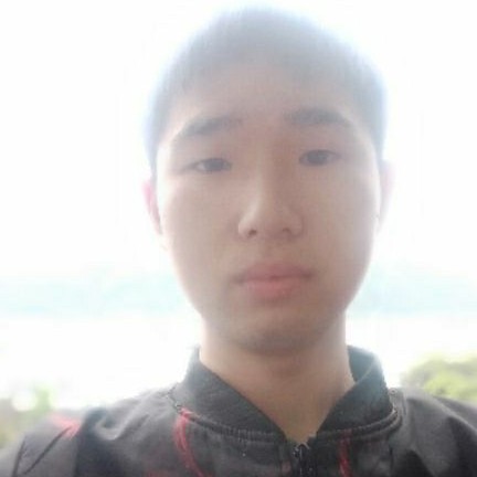 痛苦的男孩的照片