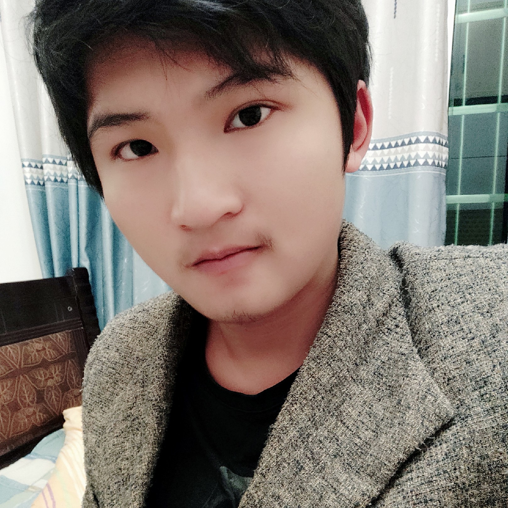 面对疾风把的照片
