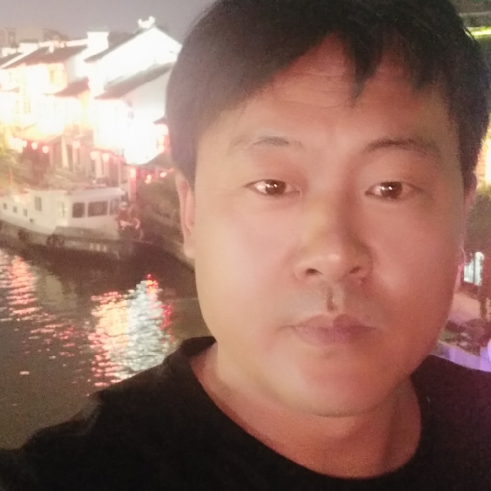 纯情挽手枕头的照片