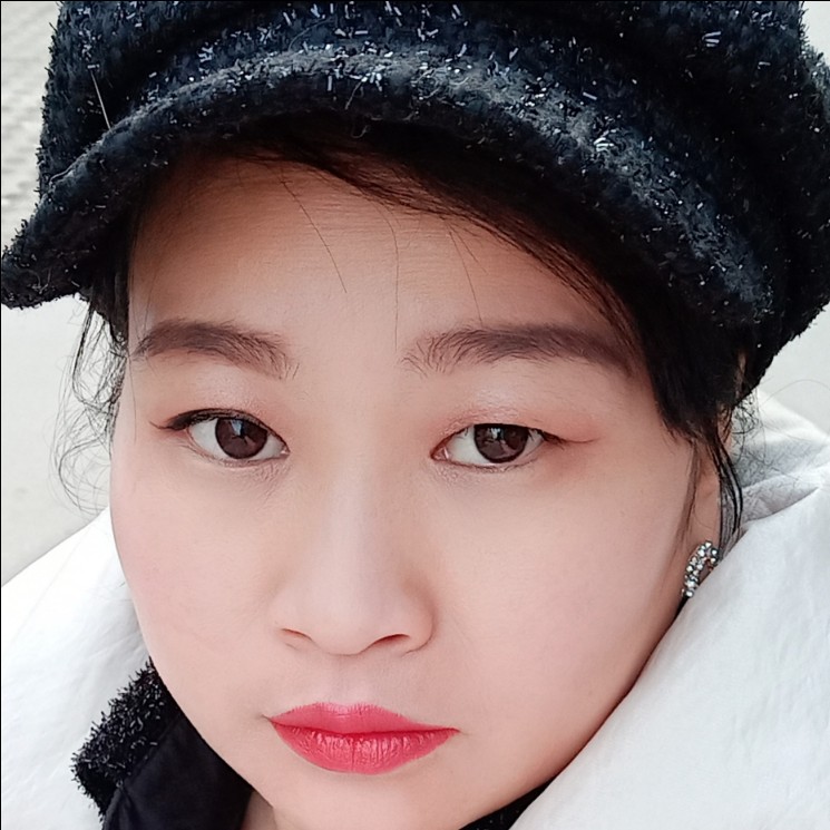 活泼蹙眉小伙的照片