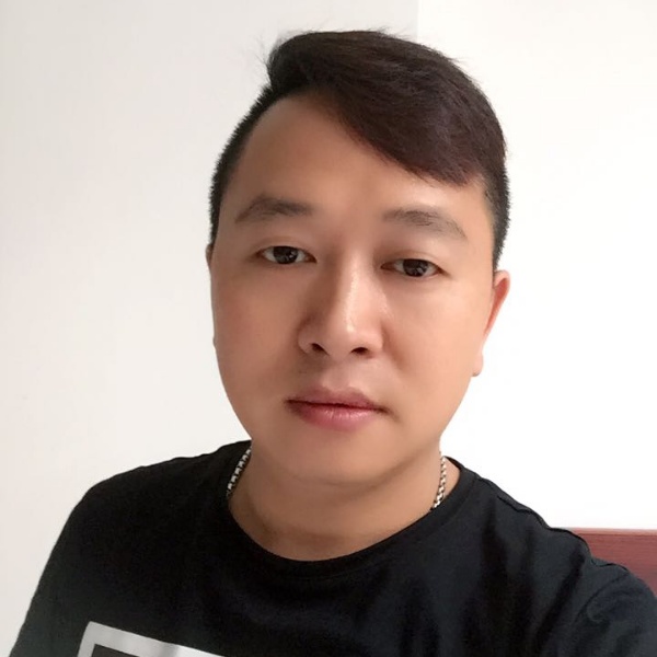 机智拿保温杯的照片