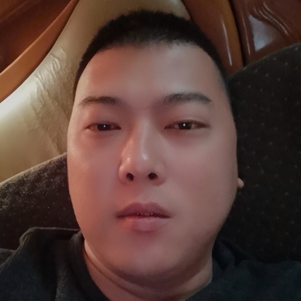 牵牛的汉子的照片