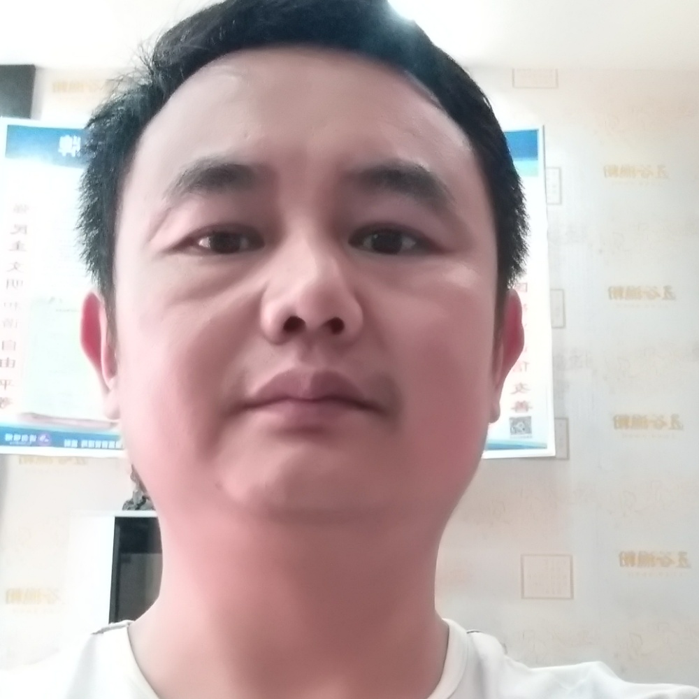 白云欣慰的照片