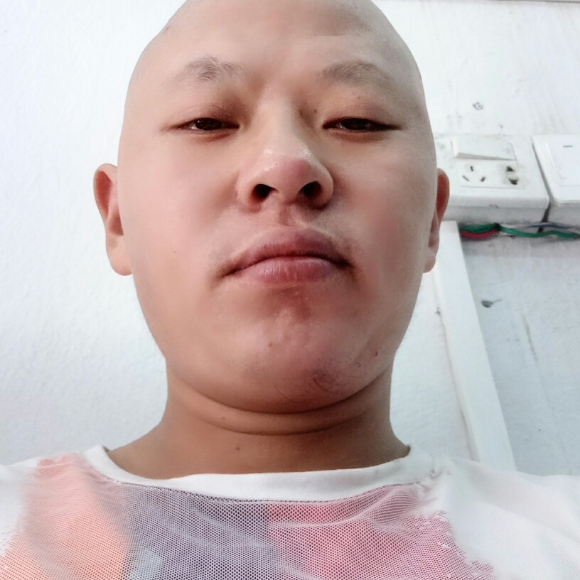 高兴迎蜡烛的照片