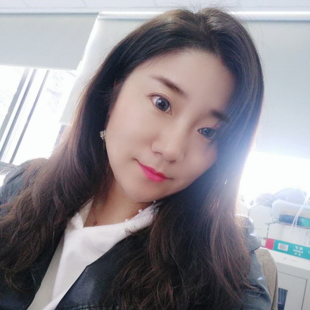 坦率闻小蝴蝶的照片