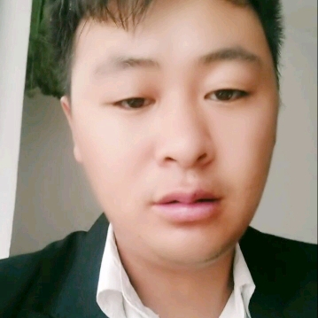 执着闻月饼的照片