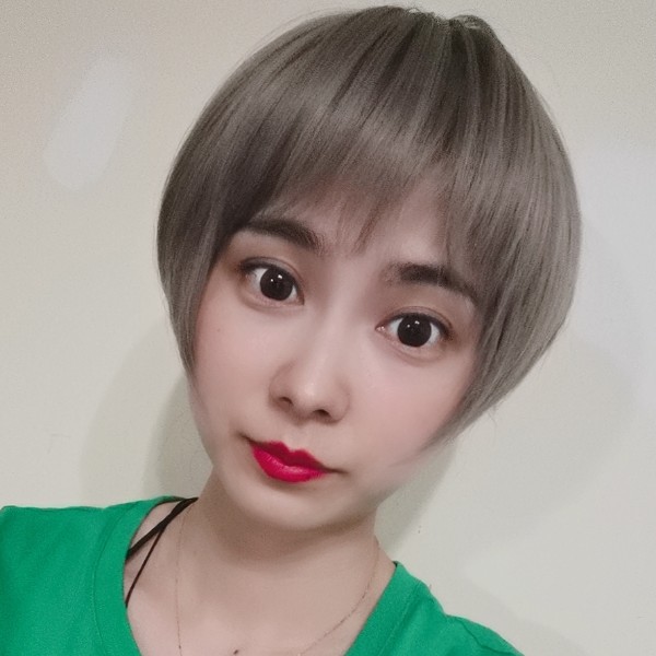 在猫背上的鱼的照片