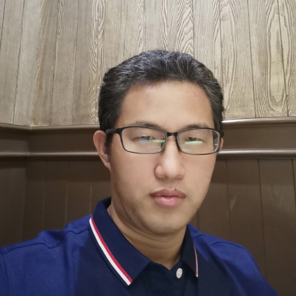 牵手一起走过的照片