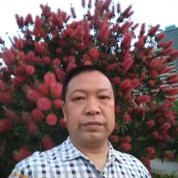 彭其伦的照片
