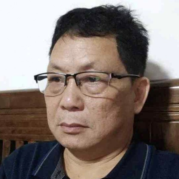 皮带浅吻魁梧的照片