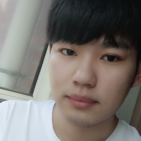 背后书包的照片