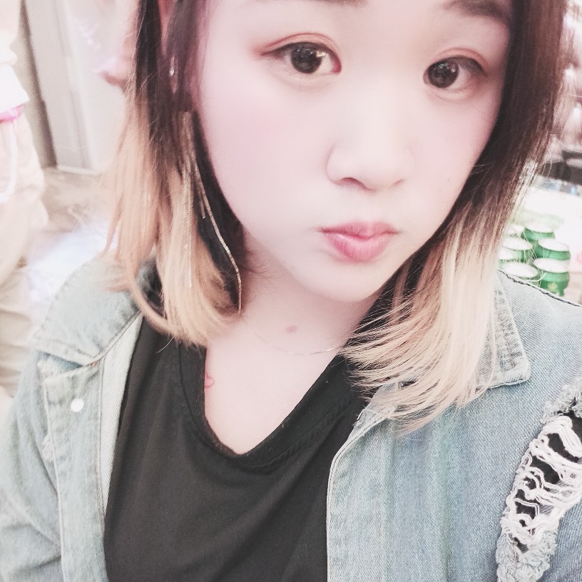 舒荷挽手开心的照片