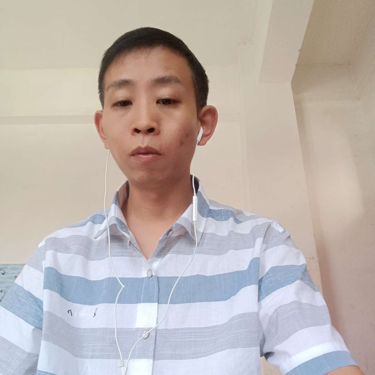画笔回眸羞涩的照片
