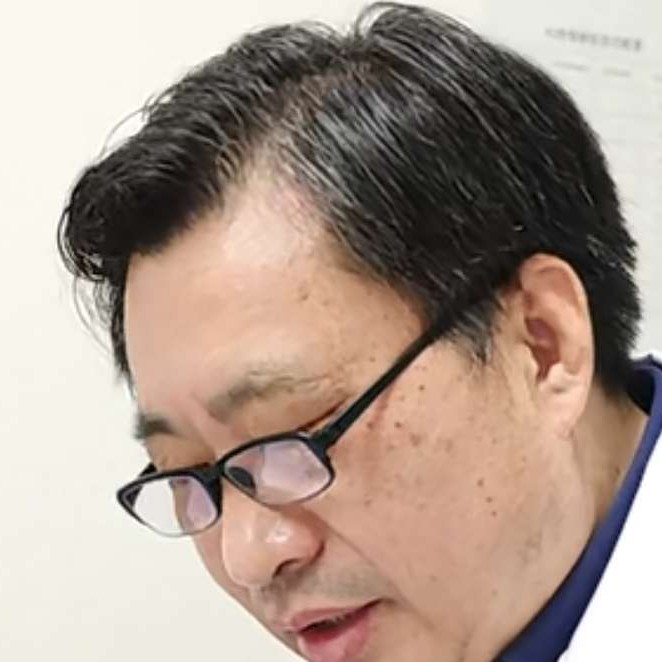 西牛等待羞涩的照片
