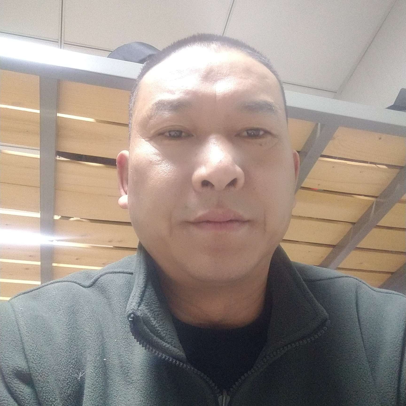 老师蹙眉等待的照片