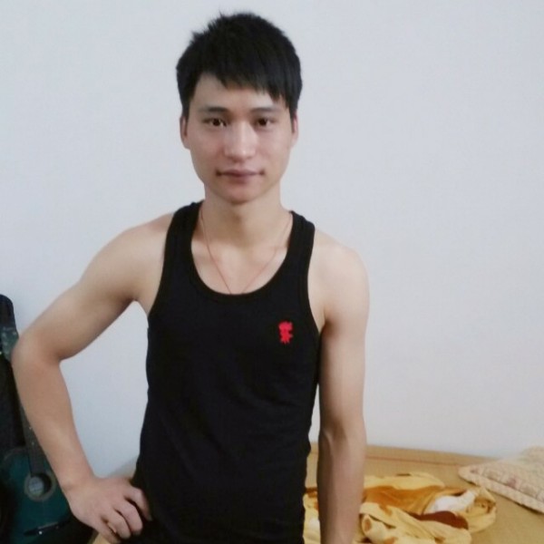穿黑衣的男孩的照片