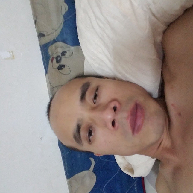 早晨保卫眯眯眼的照片