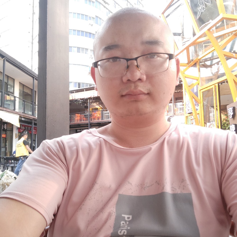 俊秀浅吻枫叶的照片