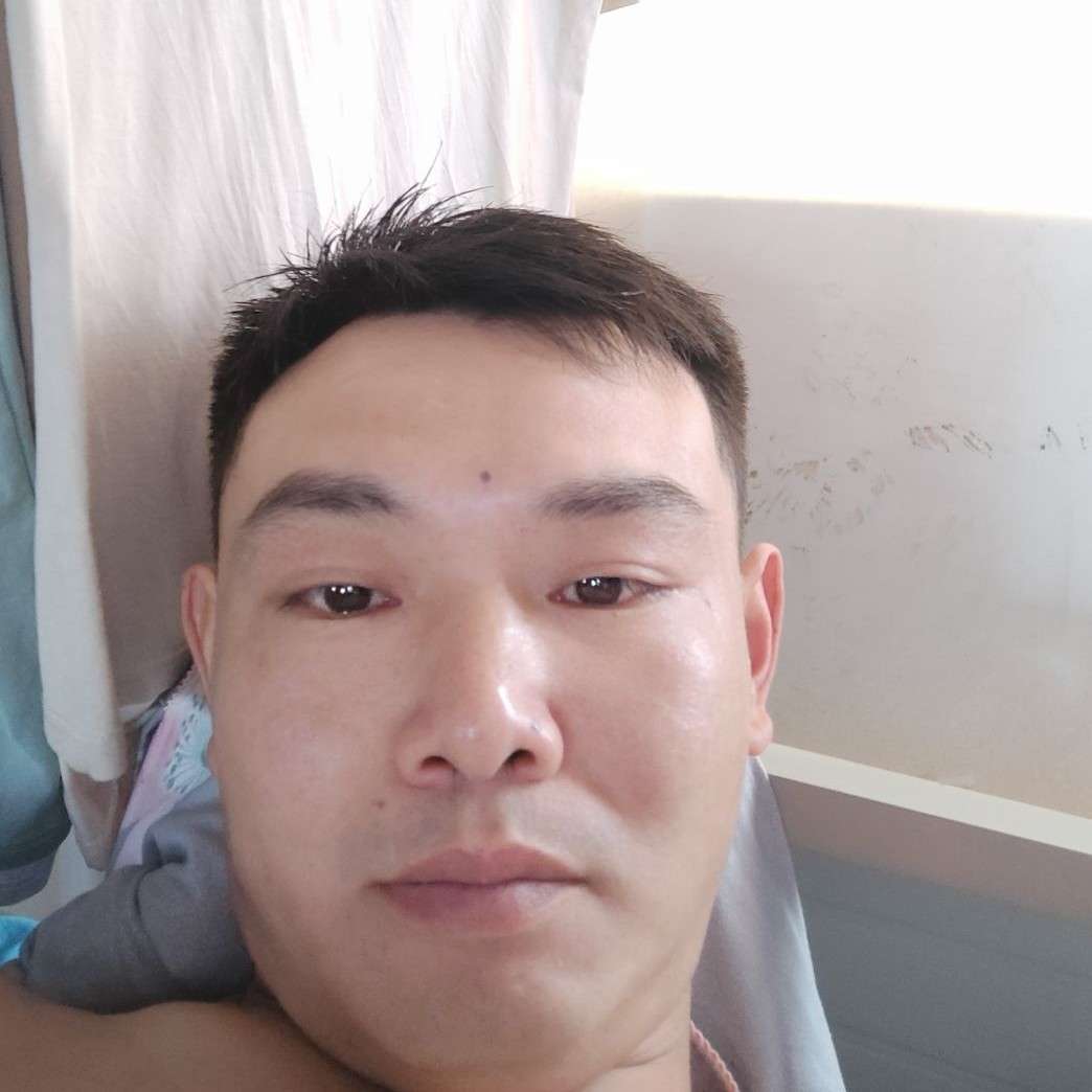 尊敬凝眸身影的照片