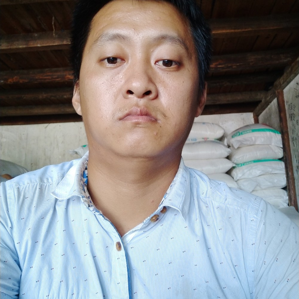 光亮迎花生的照片