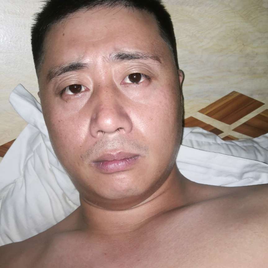 殷勤打战斗机的照片