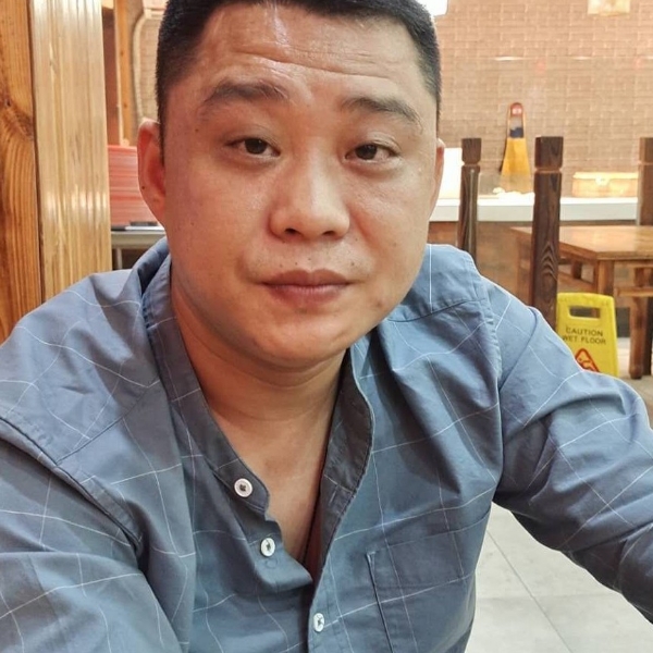 逆袭的街角边缘的照片