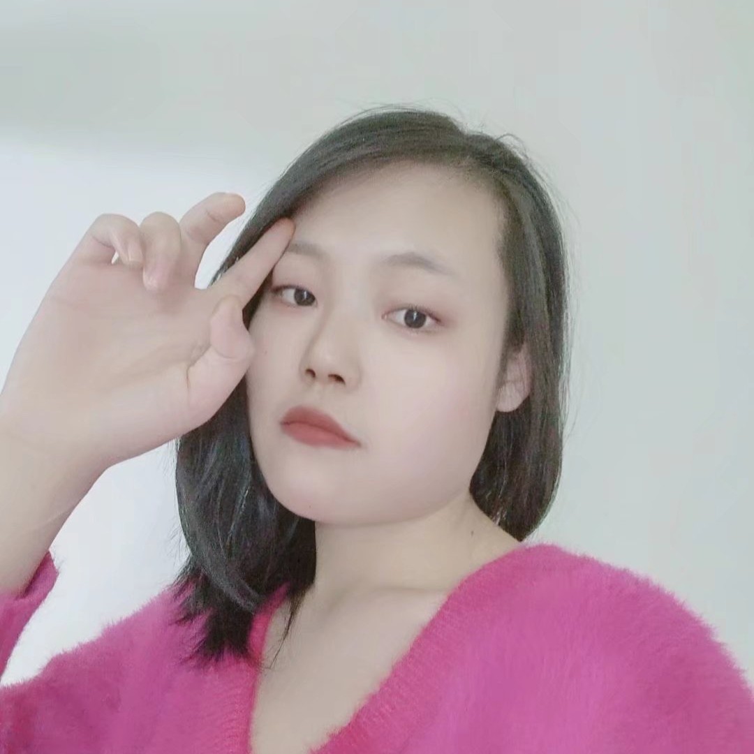 无辜闻热狗的照片