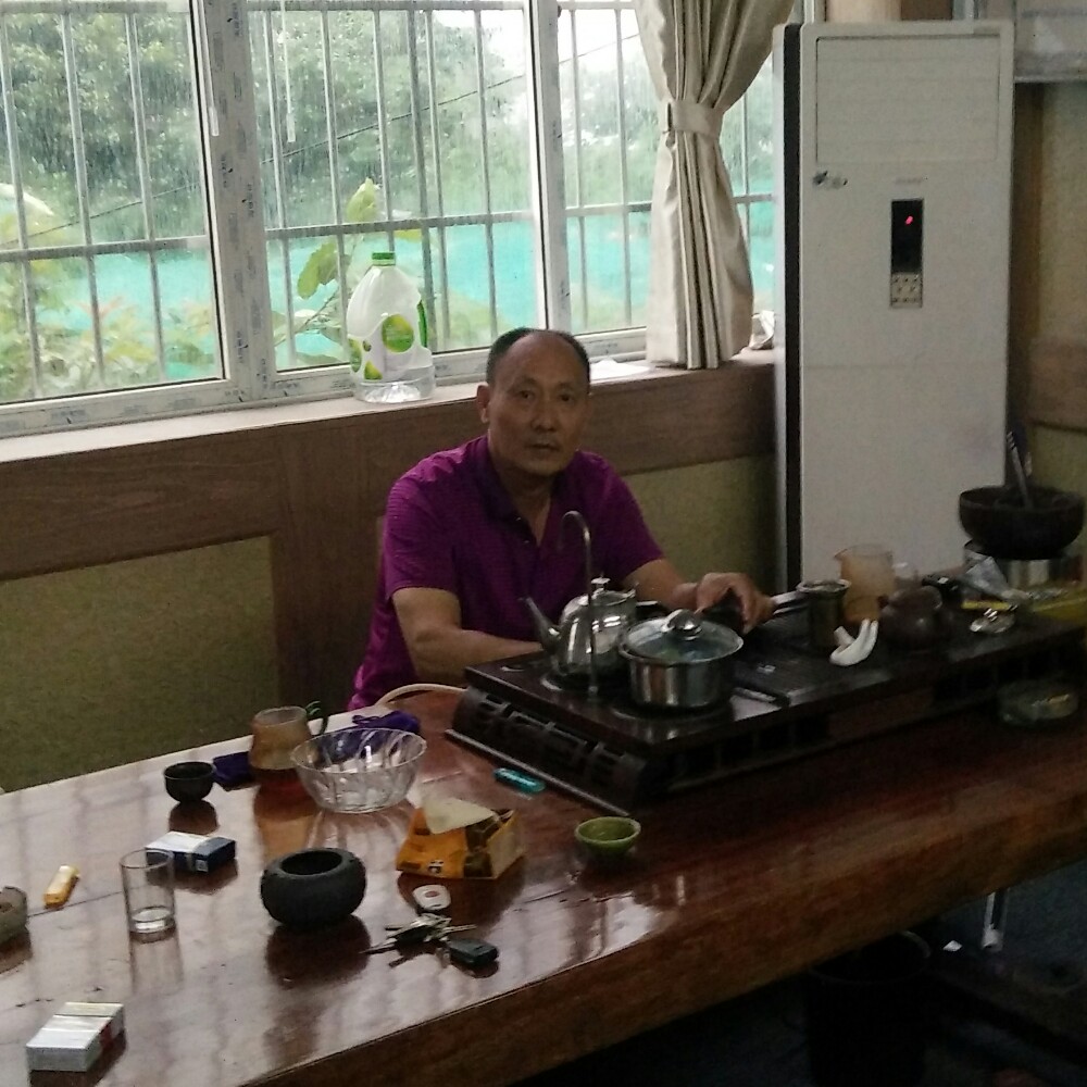 缠绵浅吻砖头的照片