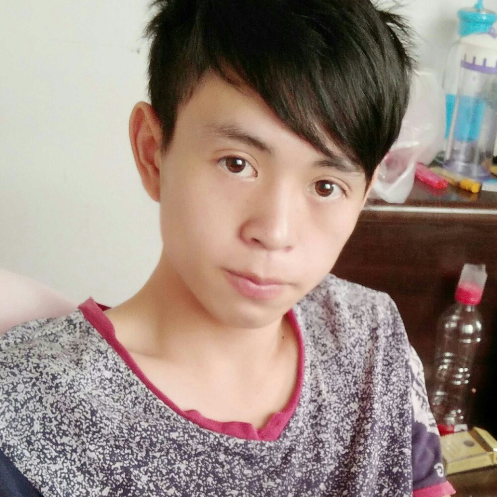 单纯漫步草丛的照片