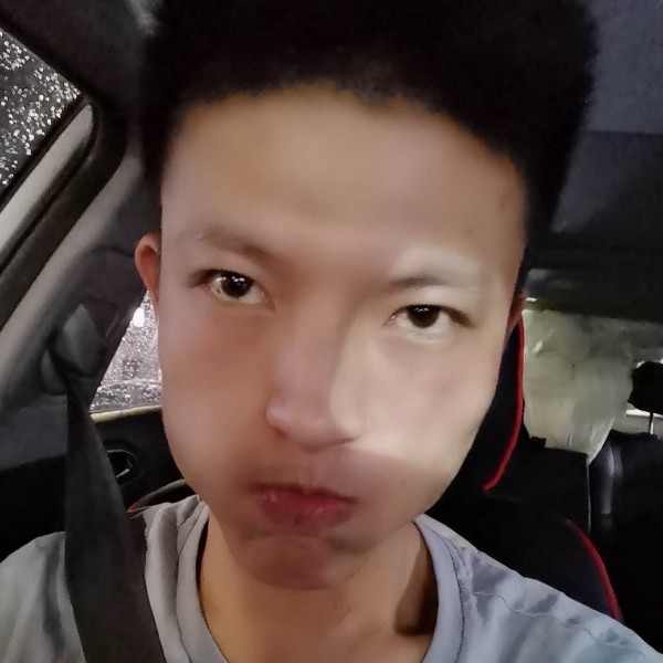 微笑挽手战斗机的照片