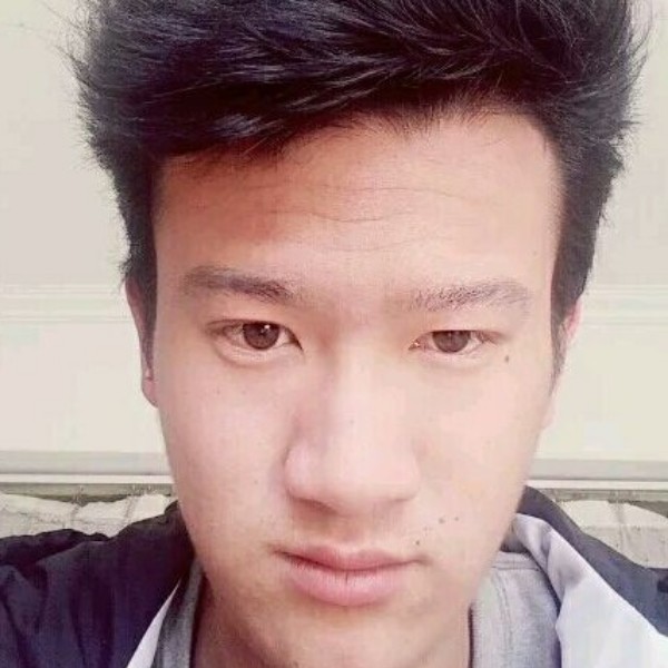 帅气浅吻月光的照片