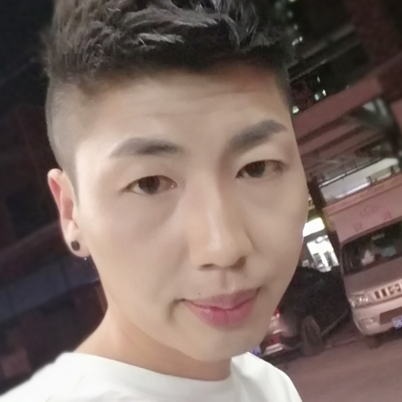 独寂深拥向日葵的照片
