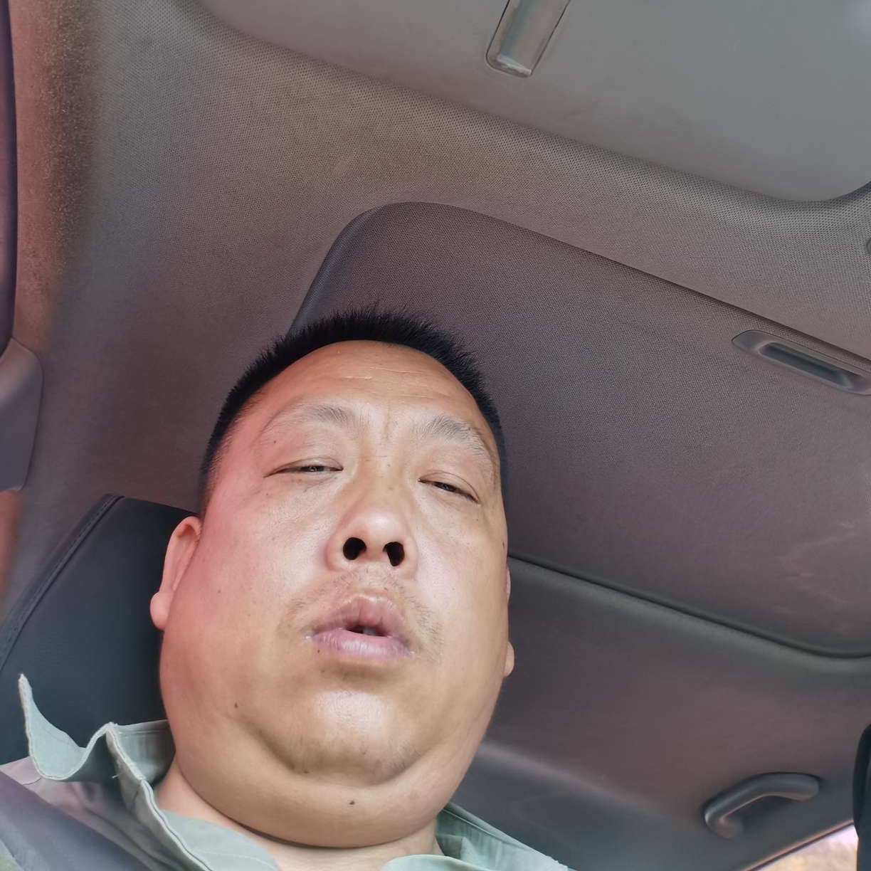 女王浅吻紧张的照片