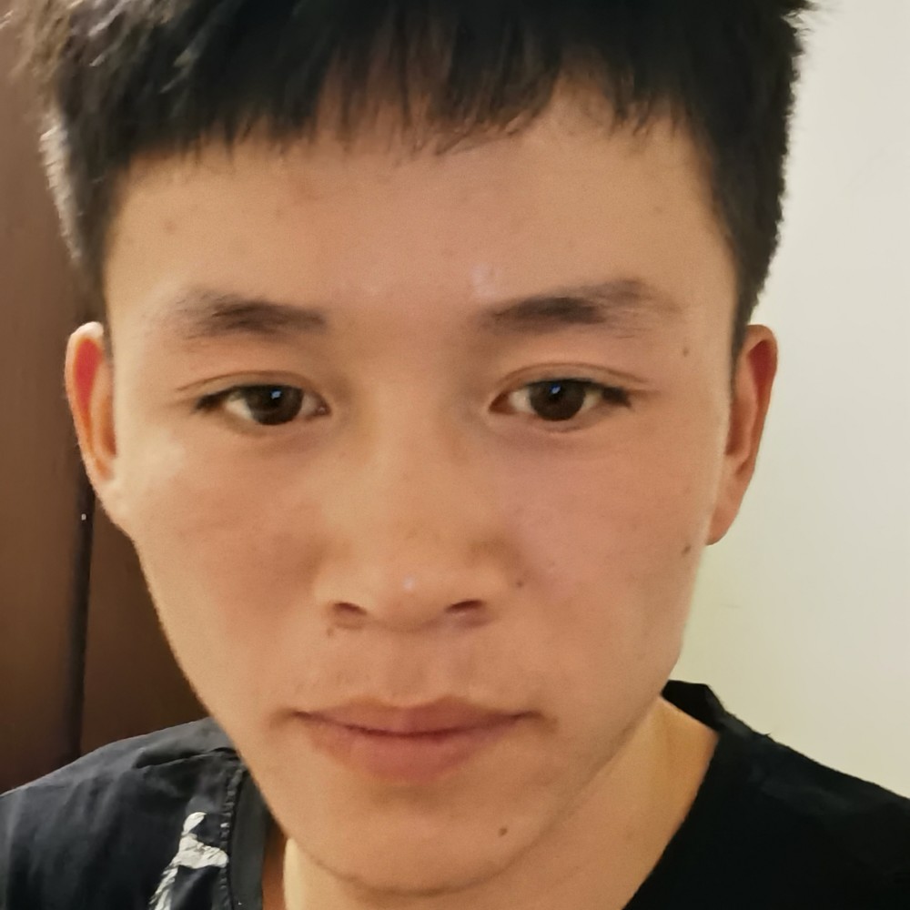 沉静拿睫毛的照片