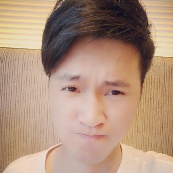 微笑浅吻缠绵的照片